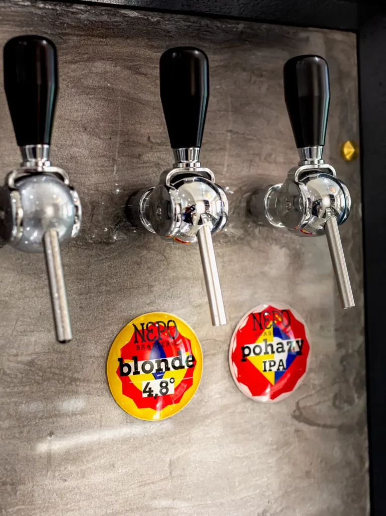tireuse à bière avec une bière local Nepo