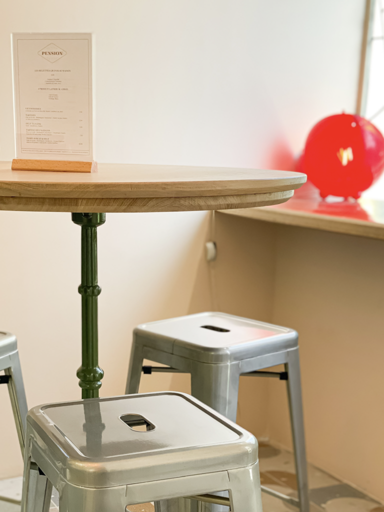 Profitez d'un espace de coworking confortable et moderne au coffee shop Petite Pension, Lyon, idéal pour travailler dans une ambiance détendue.