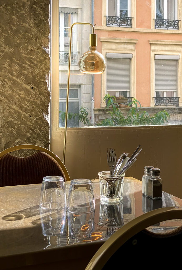 Décor moderne avec verres et luminaires au coffee shop Petite Pension, Lyon