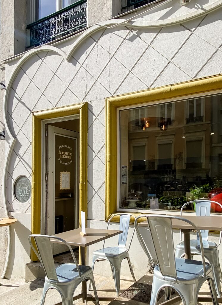 Façade de la Petite Pension à Lyon avec terrasse extérieure